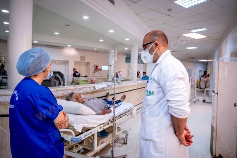23 juillet 2021 : Aux urgence de l'hopital Mongi Slim à la Marsa, banlieue nord de Tunis, la cheffe de service, le Dr Nour Nouira, doit gérer avec son équipe un quotidien de crise Covid très tendu. Toutes les salles, hall et couloirs du service sont réquisitionnés pour les cas Covid, tout en gérant en même temps les urgences quotidiennes. La tension du flux d'oxygène très sollicté par la surchage de patients est le problème majeur en plus du sous effectif du personnel face au variant Delta.