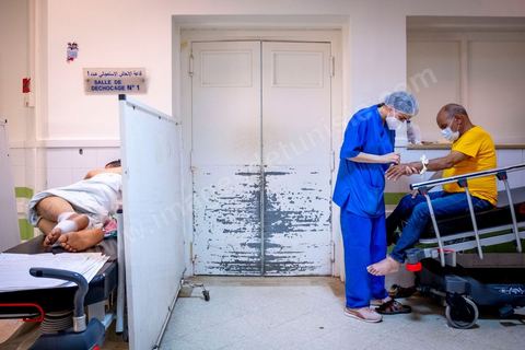 23 juillet 2021 : Aux urgence de l'hopital Mongi Slim à la Marsa, banlieue nord de Tunis, la cheffe de service, le Dr Nour Nouira, doit gérer avec son équipe un quotidien de crise Covid très tendu. Toutes les salles, hall et couloirs du service sont réquisitionnés pour les cas Covid, tout en gérant en même temps les urgences quotidiennes. La tension du flux d'oxygène très sollicté par la surchage de patients est le problème majeur en plus du sous effectif du personnel face au variant Delta.