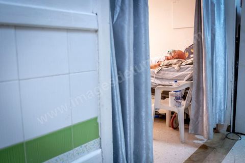 23 juillet 2021 : Aux urgence de l'hopital Mongi Slim à la Marsa, banlieue nord de Tunis, la cheffe de service, le Dr Nour Nouira, doit gérer avec son équipe un quotidien de crise Covid très tendu. Toutes les salles, hall et couloirs du service sont réquisitionnés pour les cas Covid, tout en gérant en même temps les urgences quotidiennes. La tension du flux d'oxygène très sollicté par la surchage de patients est le problème majeur en plus du sous effectif du personnel face au variant Delta.