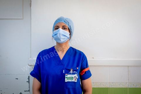 23 juillet 2021 : Aux urgence de l'hopital Mongi Slim à la Marsa, banlieue nord de Tunis, la cheffe de service, le Dr Nour Nouira, doit gérer avec son équipe un quotidien de crise Covid très tendu. Toutes les salles, hall et couloirs du service sont réquisitionnés pour les cas Covid, tout en gérant en même temps les urgences quotidiennes. La tension du flux d'oxygène très sollicté par la surchage de patients est le problème majeur en plus du sous effectif du personnel face au variant Delta.