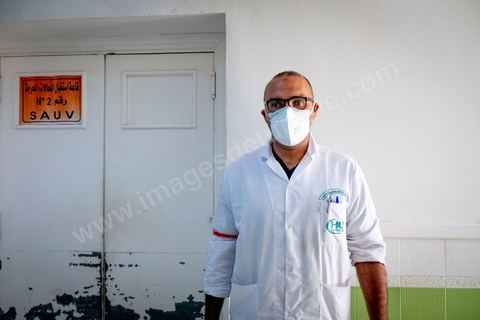 23 juillet 2021 : Aux urgence de l'hopital Mongi Slim à la Marsa, banlieue nord de Tunis, la cheffe de service, le Dr Nour Nouira, doit gérer avec son équipe un quotidien de crise Covid très tendu. Toutes les salles, hall et couloirs du service sont réquisitionnés pour les cas Covid, tout en gérant en même temps les urgences quotidiennes. La tension du flux d'oxygène très sollicté par la surchage de patients est le problème majeur en plus du sous effectif du personnel face au variant Delta.