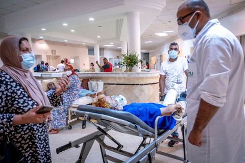 23 juillet 2021 : Aux urgence de l'hopital Mongi Slim à la Marsa, banlieue nord de Tunis, la cheffe de service, le Dr Nour Nouira, doit gérer avec son équipe un quotidien de crise Covid très tendu. Toutes les salles, hall et couloirs du service sont réquisitionnés pour les cas Covid, tout en gérant en même temps les urgences quotidiennes. La tension du flux d'oxygène très sollicté par la surchage de patients est le problème majeur en plus du sous effectif du personnel face au variant Delta.