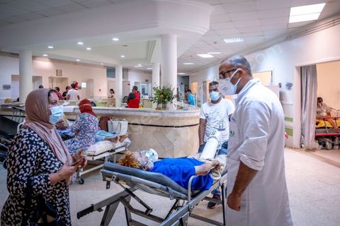23 juillet 2021 : Aux urgence de l'hopital Mongi Slim à la Marsa, banlieue nord de Tunis, la cheffe de service, le Dr Nour Nouira, doit gérer avec son équipe un quotidien de crise Covid très tendu. Toutes les salles, hall et couloirs du service sont réquisitionnés pour les cas Covid, tout en gérant en même temps les urgences quotidiennes. La tension du flux d'oxygène très sollicté par la surchage de patients est le problème majeur en plus du sous effectif du personnel face au variant Delta.