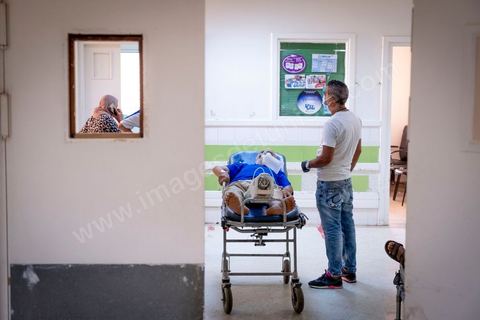 23 juillet 2021 : Aux urgence de l'hopital Mongi Slim à la Marsa, banlieue nord de Tunis, la cheffe de service, le Dr Nour Nouira, doit gérer avec son équipe un quotidien de crise Covid très tendu. Toutes les salles, hall et couloirs du service sont réquisitionnés pour les cas Covid, tout en gérant en même temps les urgences quotidiennes. La tension du flux d'oxygène très sollicté par la surchage de patients est le problème majeur en plus du sous effectif du personnel face au variant Delta.