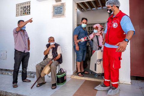 23 juillet 2021 : dans le cabinet du Dr Jalel Ben Youssef, medecin généraliste dans la petite ville d'Utique au nord de Tunis, c'est un petit hopital de campagne qu'il a aménagé. En cet après-midi, c'est une petite quinzaine de patients qui occupent le patio, la salle d'attente ou le bureau du medecin pour profiter des respirateurs d'oxygène et traitements offerts par le généraliste grâce à des dons de privés. Il offre ses services médicaux gratuits dans une région agricole loin des hopitaux. Chaque soir les malades dans le besoin repartent chez eux avec les respirateurs. 