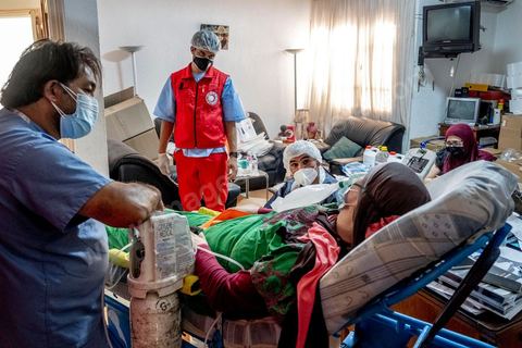 23 juillet 2021 : dans le cabinet du Dr Jalel Ben Youssef, medecin généraliste dans la petite ville d'Utique au nord de Tunis, c'est un petit hopital de campagne qu'il a aménagé. En cet après-midi, c'est une petite quinzaine de patients qui occupent le patio, la salle d'attente ou le bureau du medecin pour profiter des respirateurs d'oxygène et traitements offerts par le généraliste grâce à des dons de privés. Il offre ses services médicaux gratuits dans une région agricole loin des hopitaux. Chaque soir les malades dans le besoin repartent chez eux avec les respirateurs. 