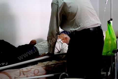 23 juillet 2021 : dans le cabinet du Dr Jalel Ben Youssef, medecin généraliste dans la petite ville d'Utique au nord de Tunis, c'est un petit hopital de campagne qu'il a aménagé. En cet après-midi, c'est une petite quinzaine de patients qui occupent le patio, la salle d'attente ou le bureau du medecin pour profiter des respirateurs d'oxygène et traitements offerts par le généraliste grâce à des dons de privés. Il offre ses services médicaux gratuits dans une région agricole loin des hopitaux. Chaque soir les malades dans le besoin repartent chez eux avec les respirateurs. 