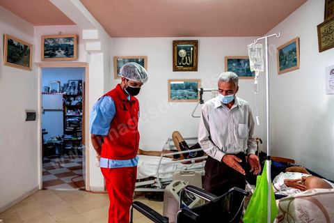 23 juillet 2021 : dans le cabinet du Dr Jalel Ben Youssef, medecin généraliste dans la petite ville d'Utique au nord de Tunis, c'est un petit hopital de campagne qu'il a aménagé. En cet après-midi, c'est une petite quinzaine de patients qui occupent le patio, la salle d'attente ou le bureau du medecin pour profiter des respirateurs d'oxygène et traitements offerts par le généraliste grâce à des dons de privés. Il offre ses services médicaux gratuits dans une région agricole loin des hopitaux. Chaque soir les malades dans le besoin repartent chez eux avec les respirateurs. 