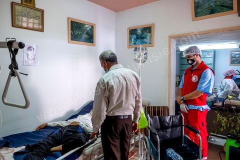 23 juillet 2021 : dans le cabinet du Dr Jalel Ben Youssef, medecin généraliste dans la petite ville d'Utique au nord de Tunis, c'est un petit hopital de campagne qu'il a aménagé. En cet après-midi, c'est une petite quinzaine de patients qui occupent le patio, la salle d'attente ou le bureau du medecin pour profiter des respirateurs d'oxygène et traitements offerts par le généraliste grâce à des dons de privés. Il offre ses services médicaux gratuits dans une région agricole loin des hopitaux. Chaque soir les malades dans le besoin repartent chez eux avec les respirateurs. 
