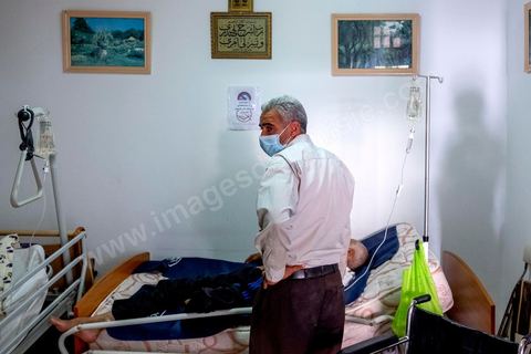 23 juillet 2021 : dans le cabinet du Dr Jalel Ben Youssef, medecin généraliste dans la petite ville d'Utique au nord de Tunis, c'est un petit hopital de campagne qu'il a aménagé. En cet après-midi, c'est une petite quinzaine de patients qui occupent le patio, la salle d'attente ou le bureau du medecin pour profiter des respirateurs d'oxygène et traitements offerts par le généraliste grâce à des dons de privés. Il offre ses services médicaux gratuits dans une région agricole loin des hopitaux. Chaque soir les malades dans le besoin repartent chez eux avec les respirateurs. 