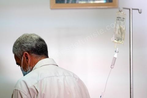 23 juillet 2021 : dans le cabinet du Dr Jalel Ben Youssef, medecin généraliste dans la petite ville d'Utique au nord de Tunis, c'est un petit hopital de campagne qu'il a aménagé. En cet après-midi, c'est une petite quinzaine de patients qui occupent le patio, la salle d'attente ou le bureau du medecin pour profiter des respirateurs d'oxygène et traitements offerts par le généraliste grâce à des dons de privés. Il offre ses services médicaux gratuits dans une région agricole loin des hopitaux. Chaque soir les malades dans le besoin repartent chez eux avec les respirateurs. 