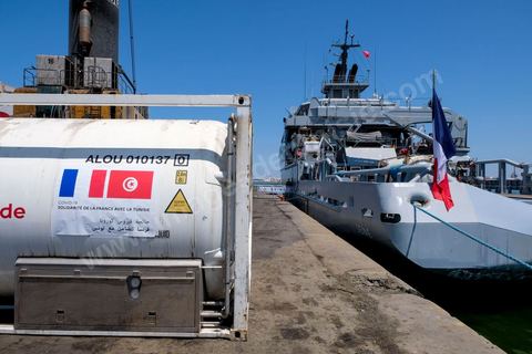 22 juillet 2021 : Le navire militaire La Seine dans le port de Radès en Tunisie dans le cadre du pont aérien et maritime d’oxygène voulu par le Président Emmanuel Macron en solidarité avec la Tunisie. En présence du Secrétaire d’Etat Jean-Baptiste Lemoyne, du Ministre tunisien des Affaires Etrangères,   réception de 60 000 litres d’oxygène à travers 3 conteneurs acheminés par la Marine nationale. Ce sont 3000 patients du Covid-19 qui pourront ainsi être traités.