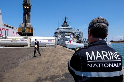 22 juillet 2021 : Le navire militaire La Seine dans le port de Radès en Tunisie dans le cadre du pont aérien et maritime d’oxygène voulu par le Président Emmanuel Macron en solidarité avec la Tunisie. En présence du Secrétaire d’Etat Jean-Baptiste Lemoyne, du Ministre tunisien des Affaires Etrangères,   réception de 60 000 litres d’oxygène à travers 3 conteneurs acheminés par la Marine nationale. Ce sont 3000 patients du Covid-19 qui pourront ainsi être traités.