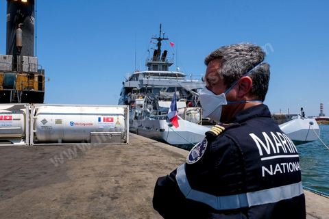 22 juillet 2021 : Le navire militaire La Seine dans le port de Radès en Tunisie dans le cadre du pont aérien et maritime d’oxygène voulu par le Président Emmanuel Macron en solidarité avec la Tunisie. En présence du Secrétaire d’Etat Jean-Baptiste Lemoyne, du Ministre tunisien des Affaires Etrangères,   réception de 60 000 litres d’oxygène à travers 3 conteneurs acheminés par la Marine nationale. Ce sont 3000 patients du Covid-19 qui pourront ainsi être traités.