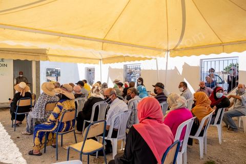 22 juillet 2021 : Centre de vaccination anti covid à Menzel Bourguiba, ville du nord de la Tunisie. Le variant Delta depuis plusieurs semaines a engendré une crise sanitaire exceptionnelle avec près de 200 morts par jour et un taux très élevé de contaminations, obligeant une accélération de la campagne de vaccination possible ces prochains jours grâce à l'arrivée de plusieurs millions de doses des dons internationaux.