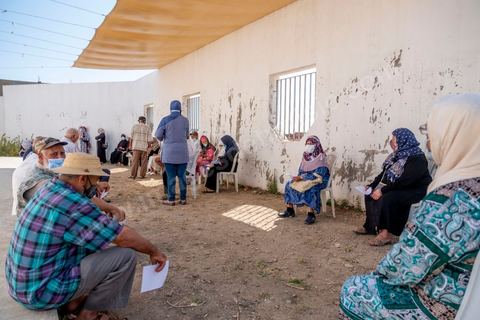 22 juillet 2021 : Centre de vaccination anti covid à Menzel Bourguiba, ville du nord de la Tunisie. Le variant Delta depuis plusieurs semaines a engendré une crise sanitaire exceptionnelle avec près de 200 morts par jour et un taux très élevé de contaminations, obligeant une accélération de la campagne de vaccination possible ces prochains jours grâce à l'arrivée de plusieurs millions de doses des dons internationaux.