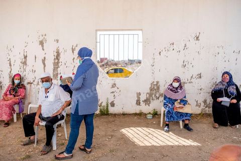 22 juillet 2021 : Centre de vaccination anti covid à Menzel Bourguiba, ville du nord de la Tunisie. Le variant Delta depuis plusieurs semaines a engendré une crise sanitaire exceptionnelle avec près de 200 morts par jour et un taux très élevé de contaminations, obligeant une accélération de la campagne de vaccination possible ces prochains jours grâce à l'arrivée de plusieurs millions de doses des dons internationaux.