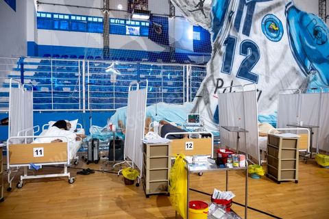 25 juillet 2021 : Crise COVID. Afin d'aider et soulager le système de santé en Tunisie en cette période de crise Covid, Rayen Hamzaoui, le jeune maire de Ezzahra, dasn la banlieu sud de Tunis, a installé un hopital de campagne d'une vingtaine de lits. En solicitant ses administrés et entreprises il y a pu financer des lits médicalisés complets avec des concentrateurs d'oxygène. Le personnel medical est composé de professionnels de santé bénévoles, qui offrent leur temps de repos à cet hopital provisoire. Un engagement et un engouement exceptionnel félicité par la population et les malades. 