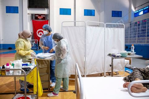 25 juillet 2021 : Crise COVID. Afin d'aider et soulager le système de santé en Tunisie en cette période de crise Covid, Rayen Hamzaoui, le jeune maire de Ezzahra, dasn la banlieu sud de Tunis, a installé un hopital de campagne d'une vingtaine de lits. En solicitant ses administrés et entreprises il y a pu financer des lits médicalisés complets avec des concentrateurs d'oxygène. Le personnel medical est composé de professionnels de santé bénévoles, qui offrent leur temps de repos à cet hopital provisoire. Un engagement et un engouement exceptionnel félicité par la population et les malades. 