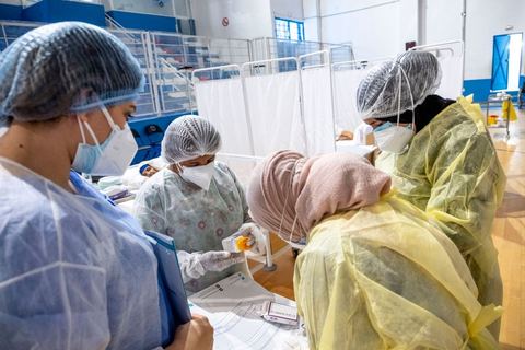 25 juillet 2021 : Crise COVID. Afin d'aider et soulager le système de santé en Tunisie en cette période de crise Covid, Rayen Hamzaoui, le jeune maire de Ezzahra, dasn la banlieu sud de Tunis, a installé un hopital de campagne d'une vingtaine de lits. En solicitant ses administrés et entreprises il y a pu financer des lits médicalisés complets avec des concentrateurs d'oxygène. Le personnel medical est composé de professionnels de santé bénévoles, qui offrent leur temps de repos à cet hopital provisoire. Un engagement et un engouement exceptionnel félicité par la population et les malades. 