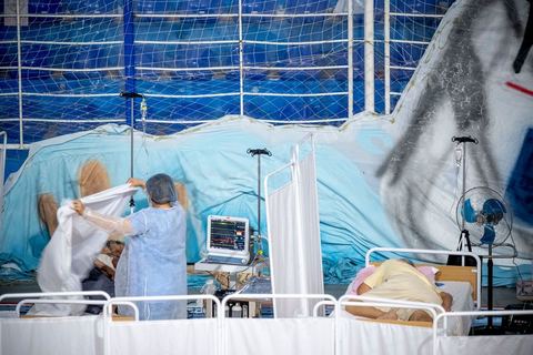 25 juillet 2021 : Crise COVID. Afin d'aider et soulager le système de santé en Tunisie en cette période de crise Covid, Rayen Hamzaoui, le jeune maire de Ezzahra, dasn la banlieu sud de Tunis, a installé un hopital de campagne d'une vingtaine de lits. En solicitant ses administrés et entreprises il y a pu financer des lits médicalisés complets avec des concentrateurs d'oxygène. Le personnel medical est composé de professionnels de santé bénévoles, qui offrent leur temps de repos à cet hopital provisoire. Un engagement et un engouement exceptionnel félicité par la population et les malades. 