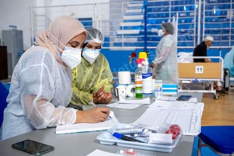 25 juillet 2021 : Crise COVID. Afin d'aider et soulager le système de santé en Tunisie en cette période de crise Covid, Rayen Hamzaoui, le jeune maire de Ezzahra, dasn la banlieu sud de Tunis, a installé un hopital de campagne d'une vingtaine de lits. En solicitant ses administrés et entreprises il y a pu financer des lits médicalisés complets avec des concentrateurs d'oxygène. Le personnel medical est composé de professionnels de santé bénévoles, qui offrent leur temps de repos à cet hopital provisoire. Un engagement et un engouement exceptionnel félicité par la population et les malades. 