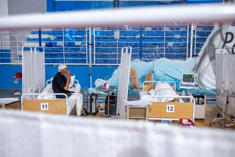 25 juillet 2021 : Crise COVID. Afin d'aider et soulager le système de santé en Tunisie en cette période de crise Covid, Rayen Hamzaoui, le jeune maire de Ezzahra, dasn la banlieu sud de Tunis, a installé un hopital de campagne d'une vingtaine de lits. En solicitant ses administrés et entreprises il y a pu financer des lits médicalisés complets avec des concentrateurs d'oxygène. Le personnel medical est composé de professionnels de santé bénévoles, qui offrent leur temps de repos à cet hopital provisoire. Un engagement et un engouement exceptionnel félicité par la population et les malades. 