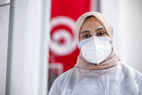 25 juillet 2021 : Mane Torkhani, bénévole et infirmière en clinique. Crise COVID. Afin d'aider et soulager le système de santé en Tunisie en cette période de crise Covid, Rayen Hamzaoui, le jeune maire de Ezzahra, dasn la banlieu sud de Tunis, a installé un hopital de campagne d'une vingtaine de lits. En solicitant ses administrés et entreprises il y a pu financer des lits médicalisés complets avec des concentrateurs d'oxygène. Le personnel medical est composé de professionnels de santé bénévoles, qui offrent leur temps de repos à cet hopital provisoire. Un engagement et un engouement exceptionnel félicité par la population et les malades. 