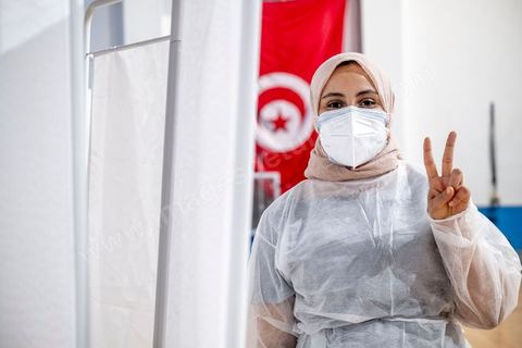 25 juillet 2021 : Mane Torkhani, bénévole et infirmière en clinique. Crise COVID. Afin d'aider et soulager le système de santé en Tunisie en cette période de crise Covid, Rayen Hamzaoui, le jeune maire de Ezzahra, dasn la banlieu sud de Tunis, a installé un hopital de campagne d'une vingtaine de lits. En solicitant ses administrés et entreprises il y a pu financer des lits médicalisés complets avec des concentrateurs d'oxygène. Le personnel medical est composé de professionnels de santé bénévoles, qui offrent leur temps de repos à cet hopital provisoire. Un engagement et un engouement exceptionnel félicité par la population et les malades. 