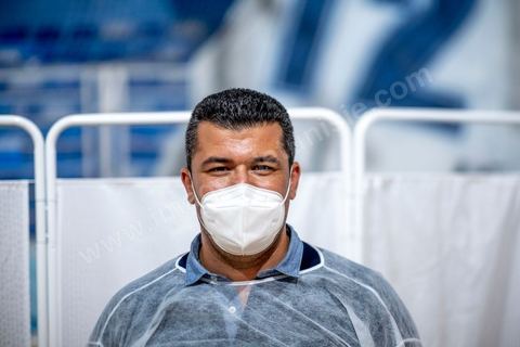 25 juillet 2021 : Rayen Hamzaoui, le maire à l'origine de l'initiative. Crise COVID. Afin d'aider et soulager le système de santé en Tunisie en cette période de crise Covid, Rayen Hamzaoui, le jeune maire de Ezzahra, dasn la banlieu sud de Tunis, a installé un hopital de campagne d'une vingtaine de lits. En solicitant ses administrés et entreprises il y a pu financer des lits médicalisés complets avec des concentrateurs d'oxygène. Le personnel medical est composé de professionnels de santé bénévoles, qui offrent leur temps de repos à cet hopital provisoire. Un engagement et un engouement exceptionnel félicité par la population et les malades. 