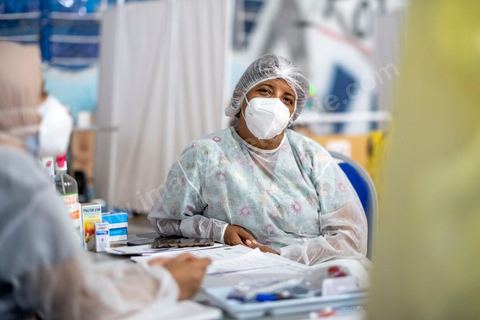 25 juillet 2021 : Crise COVID. Afin d'aider et soulager le système de santé en Tunisie en cette période de crise Covid, Rayen Hamzaoui, le jeune maire de Ezzahra, dasn la banlieu sud de Tunis, a installé un hopital de campagne d'une vingtaine de lits. En solicitant ses administrés et entreprises il y a pu financer des lits médicalisés complets avec des concentrateurs d'oxygène. Le personnel medical est composé de professionnels de santé bénévoles, qui offrent leur temps de repos à cet hopital provisoire. Un engagement et un engouement exceptionnel félicité par la population et les malades. 