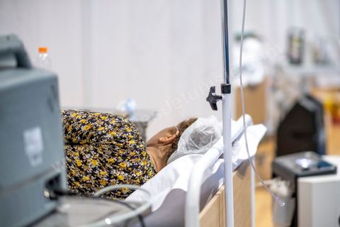 25 juillet 2021 : Crise COVID. Afin d'aider et soulager le système de santé en Tunisie en cette période de crise Covid, Rayen Hamzaoui, le jeune maire de Ezzahra, dasn la banlieu sud de Tunis, a installé un hopital de campagne d'une vingtaine de lits. En solicitant ses administrés et entreprises il y a pu financer des lits médicalisés complets avec des concentrateurs d'oxygène. Le personnel medical est composé de professionnels de santé bénévoles, qui offrent leur temps de repos à cet hopital provisoire. Un engagement et un engouement exceptionnel félicité par la population et les malades. 