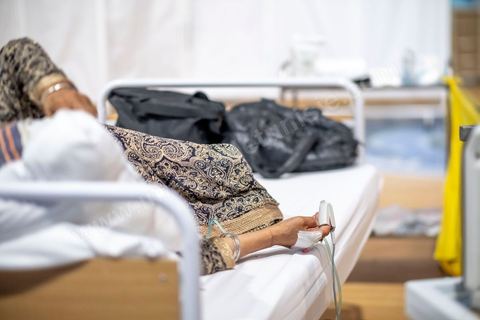 25 juillet 2021 : Crise COVID. Afin d'aider et soulager le système de santé en Tunisie en cette période de crise Covid, Rayen Hamzaoui, le jeune maire de Ezzahra, dasn la banlieu sud de Tunis, a installé un hopital de campagne d'une vingtaine de lits. En solicitant ses administrés et entreprises il y a pu financer des lits médicalisés complets avec des concentrateurs d'oxygène. Le personnel medical est composé de professionnels de santé bénévoles, qui offrent leur temps de repos à cet hopital provisoire. Un engagement et un engouement exceptionnel félicité par la population et les malades. 