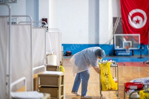 25 juillet 2021 : Crise COVID. Afin d'aider et soulager le système de santé en Tunisie en cette période de crise Covid, Rayen Hamzaoui, le jeune maire de Ezzahra, dasn la banlieu sud de Tunis, a installé un hopital de campagne d'une vingtaine de lits. En solicitant ses administrés et entreprises il y a pu financer des lits médicalisés complets avec des concentrateurs d'oxygène. Le personnel medical est composé de professionnels de santé bénévoles, qui offrent leur temps de repos à cet hopital provisoire. Un engagement et un engouement exceptionnel félicité par la population et les malades. 