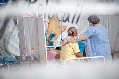 25 juillet 2021 : Crise COVID. Afin d'aider et soulager le système de santé en Tunisie en cette période de crise Covid, Rayen Hamzaoui, le jeune maire de Ezzahra, dasn la banlieu sud de Tunis, a installé un hopital de campagne d'une vingtaine de lits. En solicitant ses administrés et entreprises il y a pu financer des lits médicalisés complets avec des concentrateurs d'oxygène. Le personnel medical est composé de professionnels de santé bénévoles, qui offrent leur temps de repos à cet hopital provisoire. Un engagement et un engouement exceptionnel félicité par la population et les malades. 