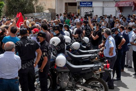 25 juillet 2021 : en cette date de fête de la république en Tunisie, plusieurs appels à manifester ont circulé sur les réseaux ces derniers jours pour aller manifester dans tout le pays et appeler aux départs du gouvernement et de Ennahdha. Au Bardo, à quelques pas de l'Assemblée des Représentants du Peuple, la police a bloqué l'accès à une petite centaine de manifesatnts venus scander le "Dégage" qui avait fait partir il y a dix ans la dictature de Ben Ali. La manifestation sera dispersée un peu plus tard par la police et plusieurs arrestations ont été opérées. Le centre ville de Tunis a été depusi le matin totalement bloqué par la police, impossible à qui de ce soit d'accéder à l'avenue Habib Bourguiba, un dispositif exceptionnel face à une tension politique, sociale,  économique et sanitaire grave. Dans les régions, Sfax, Sousse, Kairouan, Tozeur, ... les rassemblements ont réunis beaucoup plus de manifestants qui ont attaqué les sièges du parti islamiste Ennahdha. 