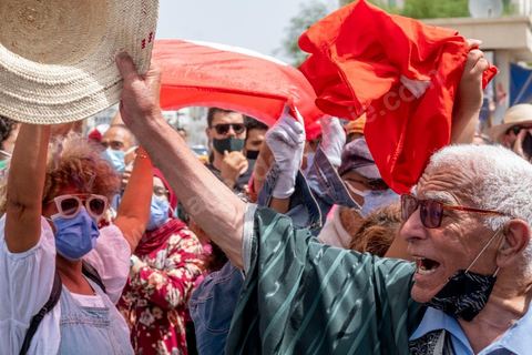 25 juillet 2021 : en cette date de fête de la république en Tunisie, plusieurs appels à manifester ont circulé sur les réseaux ces derniers jours pour aller manifester dans tout le pays et appeler aux départs du gouvernement et de Ennahdha. Au Bardo, à quelques pas de l'Assemblée des Représentants du Peuple, la police a bloqué l'accès à une petite centaine de manifesatnts venus scander le "Dégage" qui avait fait partir il y a dix ans la dictature de Ben Ali. La manifestation sera dispersée un peu plus tard par la police et plusieurs arrestations ont été opérées. Le centre ville de Tunis a été depusi le matin totalement bloqué par la police, impossible à qui de ce soit d'accéder à l'avenue Habib Bourguiba, un dispositif exceptionnel face à une tension politique, sociale,  économique et sanitaire grave. Dans les régions, Sfax, Sousse, Kairouan, Tozeur, ... les rassemblements ont réunis beaucoup plus de manifestants qui ont attaqué les sièges du parti islamiste Ennahdha. 