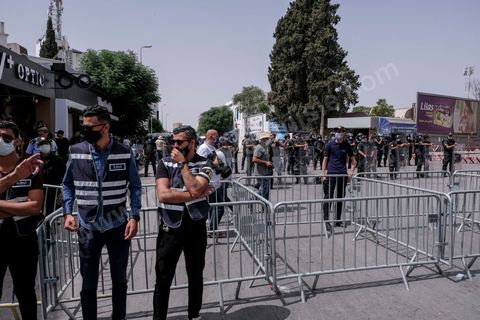 25 juillet 2021 : en cette date de fête de la république en Tunisie, plusieurs appels à manifester ont circulé sur les réseaux ces derniers jours pour aller manifester dans tout le pays et appeler aux départs du gouvernement et de Ennahdha. Au Bardo, à quelques pas de l'Assemblée des Représentants du Peuple, la police a bloqué l'accès à une petite centaine de manifesatnts venus scander le "Dégage" qui avait fait partir il y a dix ans la dictature de Ben Ali. La manifestation sera dispersée un peu plus tard par la police et plusieurs arrestations ont été opérées. Le centre ville de Tunis a été depusi le matin totalement bloqué par la police, impossible à qui de ce soit d'accéder à l'avenue Habib Bourguiba, un dispositif exceptionnel face à une tension politique, sociale,  économique et sanitaire grave. Dans les régions, Sfax, Sousse, Kairouan, Tozeur, ... les rassemblements ont réunis beaucoup plus de manifestants qui ont attaqué les sièges du parti islamiste Ennahdha. 