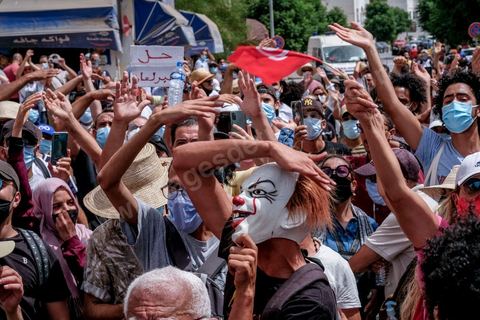 25 juillet 2021 : en cette date de fête de la république en Tunisie, plusieurs appels à manifester ont circulé sur les réseaux ces derniers jours pour aller manifester dans tout le pays et appeler aux départs du gouvernement et de Ennahdha. Au Bardo, à quelques pas de l'Assemblée des Représentants du Peuple, la police a bloqué l'accès à une petite centaine de manifesatnts venus scander le "Dégage" qui avait fait partir il y a dix ans la dictature de Ben Ali. La manifestation sera dispersée un peu plus tard par la police et plusieurs arrestations ont été opérées. Le centre ville de Tunis a été depusi le matin totalement bloqué par la police, impossible à qui de ce soit d'accéder à l'avenue Habib Bourguiba, un dispositif exceptionnel face à une tension politique, sociale,  économique et sanitaire grave. Dans les régions, Sfax, Sousse, Kairouan, Tozeur, ... les rassemblements ont réunis beaucoup plus de manifestants qui ont attaqué les sièges du parti islamiste Ennahdha. 