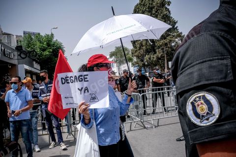 25 juillet 2021 : en cette date de fête de la république en Tunisie, plusieurs appels à manifester ont circulé sur les réseaux ces derniers jours pour aller manifester dans tout le pays et appeler aux départs du gouvernement et de Ennahdha. Au Bardo, à quelques pas de l'Assemblée des Représentants du Peuple, la police a bloqué l'accès à une petite centaine de manifesatnts venus scander le "Dégage" qui avait fait partir il y a dix ans la dictature de Ben Ali. La manifestation sera dispersée un peu plus tard par la police et plusieurs arrestations ont été opérées. Le centre ville de Tunis a été depusi le matin totalement bloqué par la police, impossible à qui de ce soit d'accéder à l'avenue Habib Bourguiba, un dispositif exceptionnel face à une tension politique, sociale,  économique et sanitaire grave. Dans les régions, Sfax, Sousse, Kairouan, Tozeur, ... les rassemblements ont réunis beaucoup plus de manifestants qui ont attaqué les sièges du parti islamiste Ennahdha. 