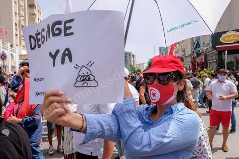 25 juillet 2021 : en cette date de fête de la république en Tunisie, plusieurs appels à manifester ont circulé sur les réseaux ces derniers jours pour aller manifester dans tout le pays et appeler aux départs du gouvernement et de Ennahdha. Au Bardo, à quelques pas de l'Assemblée des Représentants du Peuple, la police a bloqué l'accès à une petite centaine de manifesatnts venus scander le "Dégage" qui avait fait partir il y a dix ans la dictature de Ben Ali. La manifestation sera dispersée un peu plus tard par la police et plusieurs arrestations ont été opérées. Le centre ville de Tunis a été depusi le matin totalement bloqué par la police, impossible à qui de ce soit d'accéder à l'avenue Habib Bourguiba, un dispositif exceptionnel face à une tension politique, sociale,  économique et sanitaire grave. Dans les régions, Sfax, Sousse, Kairouan, Tozeur, ... les rassemblements ont réunis beaucoup plus de manifestants qui ont attaqué les sièges du parti islamiste Ennahdha. 