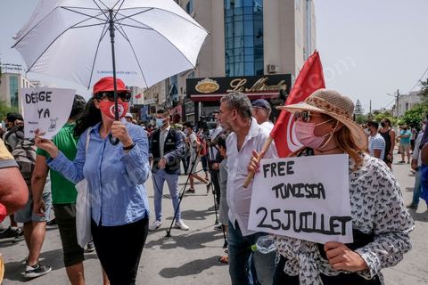 25 juillet 2021 : en cette date de fête de la république en Tunisie, plusieurs appels à manifester ont circulé sur les réseaux ces derniers jours pour aller manifester dans tout le pays et appeler aux départs du gouvernement et de Ennahdha. Au Bardo, à quelques pas de l'Assemblée des Représentants du Peuple, la police a bloqué l'accès à une petite centaine de manifesatnts venus scander le "Dégage" qui avait fait partir il y a dix ans la dictature de Ben Ali. La manifestation sera dispersée un peu plus tard par la police et plusieurs arrestations ont été opérées. Le centre ville de Tunis a été depusi le matin totalement bloqué par la police, impossible à qui de ce soit d'accéder à l'avenue Habib Bourguiba, un dispositif exceptionnel face à une tension politique, sociale,  économique et sanitaire grave. Dans les régions, Sfax, Sousse, Kairouan, Tozeur, ... les rassemblements ont réunis beaucoup plus de manifestants qui ont attaqué les sièges du parti islamiste Ennahdha. 