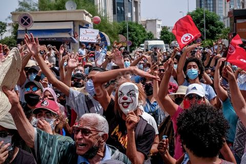25 juillet 2021 : en cette date de fête de la république en Tunisie, plusieurs appels à manifester ont circulé sur les réseaux ces derniers jours pour aller manifester dans tout le pays et appeler aux départs du gouvernement et de Ennahdha. Au Bardo, à quelques pas de l'Assemblée des Représentants du Peuple, la police a bloqué l'accès à une petite centaine de manifesatnts venus scander le "Dégage" qui avait fait partir il y a dix ans la dictature de Ben Ali. La manifestation sera dispersée un peu plus tard par la police et plusieurs arrestations ont été opérées. Le centre ville de Tunis a été depusi le matin totalement bloqué par la police, impossible à qui de ce soit d'accéder à l'avenue Habib Bourguiba, un dispositif exceptionnel face à une tension politique, sociale,  économique et sanitaire grave. Dans les régions, Sfax, Sousse, Kairouan, Tozeur, ... les rassemblements ont réunis beaucoup plus de manifestants qui ont attaqué les sièges du parti islamiste Ennahdha. 