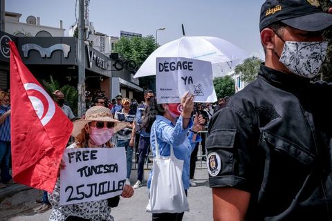 25 juillet 2021 : en cette date de fête de la république en Tunisie, plusieurs appels à manifester ont circulé sur les réseaux ces derniers jours pour aller manifester dans tout le pays et appeler aux départs du gouvernement et de Ennahdha. Au Bardo, à quelques pas de l'Assemblée des Représentants du Peuple, la police a bloqué l'accès à une petite centaine de manifesatnts venus scander le "Dégage" qui avait fait partir il y a dix ans la dictature de Ben Ali. La manifestation sera dispersée un peu plus tard par la police et plusieurs arrestations ont été opérées. Le centre ville de Tunis a été depusi le matin totalement bloqué par la police, impossible à qui de ce soit d'accéder à l'avenue Habib Bourguiba, un dispositif exceptionnel face à une tension politique, sociale,  économique et sanitaire grave. Dans les régions, Sfax, Sousse, Kairouan, Tozeur, ... les rassemblements ont réunis beaucoup plus de manifestants qui ont attaqué les sièges du parti islamiste Ennahdha. 