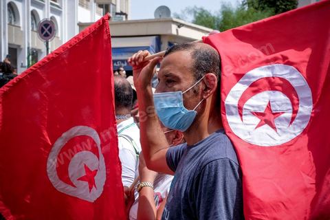 25 juillet 2021 : en cette date de fête de la république en Tunisie, plusieurs appels à manifester ont circulé sur les réseaux ces derniers jours pour aller manifester dans tout le pays et appeler aux départs du gouvernement et de Ennahdha. Au Bardo, à quelques pas de l'Assemblée des Représentants du Peuple, la police a bloqué l'accès à une petite centaine de manifesatnts venus scander le "Dégage" qui avait fait partir il y a dix ans la dictature de Ben Ali. La manifestation sera dispersée un peu plus tard par la police et plusieurs arrestations ont été opérées. Le centre ville de Tunis a été depusi le matin totalement bloqué par la police, impossible à qui de ce soit d'accéder à l'avenue Habib Bourguiba, un dispositif exceptionnel face à une tension politique, sociale,  économique et sanitaire grave. Dans les régions, Sfax, Sousse, Kairouan, Tozeur, ... les rassemblements ont réunis beaucoup plus de manifestants qui ont attaqué les sièges du parti islamiste Ennahdha. 