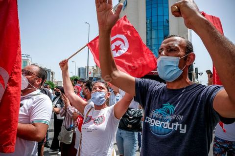 25 juillet 2021 : en cette date de fête de la république en Tunisie, plusieurs appels à manifester ont circulé sur les réseaux ces derniers jours pour aller manifester dans tout le pays et appeler aux départs du gouvernement et de Ennahdha. Au Bardo, à quelques pas de l'Assemblée des Représentants du Peuple, la police a bloqué l'accès à une petite centaine de manifesatnts venus scander le "Dégage" qui avait fait partir il y a dix ans la dictature de Ben Ali. La manifestation sera dispersée un peu plus tard par la police et plusieurs arrestations ont été opérées. Le centre ville de Tunis a été depusi le matin totalement bloqué par la police, impossible à qui de ce soit d'accéder à l'avenue Habib Bourguiba, un dispositif exceptionnel face à une tension politique, sociale,  économique et sanitaire grave. Dans les régions, Sfax, Sousse, Kairouan, Tozeur, ... les rassemblements ont réunis beaucoup plus de manifestants qui ont attaqué les sièges du parti islamiste Ennahdha. 