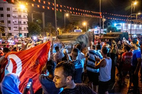 July 25, 2021: Following the broadcast of Kais Saied’s statement, several thousand Tunisians took to the streets to celebrate what appears to be a “constitutional coup” and to welcome the military personnel who had taken up positions at the top of Habib Bourguiba Avenue in Tunis.  President Kaïs Saïed convened an emergency meeting this evening with security and military leaders and senior officials, during which he announced several decisions “in accordance with the Constitution,” the main ones being the suspension of Parliament and all its activities, the dismissal of the head of government, the dissolution of the government, and the President of the Republic will appoint a new head of government and members of the government...