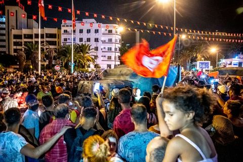 July 25, 2021: Following the broadcast of Kais Saied’s statement, several thousand Tunisians took to the streets to celebrate what appears to be a “constitutional coup” and to welcome the military personnel who had taken up positions at the top of Habib Bourguiba Avenue in Tunis.  President Kaïs Saïed convened an emergency meeting this evening with security and military leaders and senior officials, during which he announced several decisions “in accordance with the Constitution,” the main ones being the suspension of Parliament and all its activities, the dismissal of the head of government, the dissolution of the government, and the President of the Republic will appoint a new head of government and members of the government...