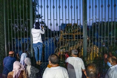 26 juillet 2021 3h du matin : suite à l'annonce la veille au soir par le Président de la République Kais Saied du gel de l'activité de l'assemble et du limogage du chef du gouverment et de ses membres, Rached Ghannouchi, président de l'assemblée et du parti islamiste Ennahdha, s'est rendu à l'assemblée avec quelques députés. Ils se sont retrouvés devant grille fermée et une assemblée tenue par les militaires qui lui ont interdits l'accès au parlement. Il a alors instauré un sitin devant les grilles de l'assemblée et appelé ses partisans à le rejoindre pour récuéprer le pouvoir. 