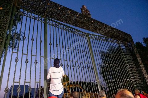 26 juillet 2021 3h du matin : suite à l'annonce la veille au soir par le Président de la République Kais Saied du gel de l'activité de l'assemble et du limogage du chef du gouverment et de ses membres, Rached Ghannouchi, président de l'assemblée et du parti islamiste Ennahdha, s'est rendu à l'assemblée avec quelques députés. Ils se sont retrouvés devant grille fermée et une assemblée tenue par les militaires qui lui ont interdits l'accès au parlement. Il a alors instauré un sitin devant les grilles de l'assemblée et appelé ses partisans à le rejoindre pour récuéprer le pouvoir. 